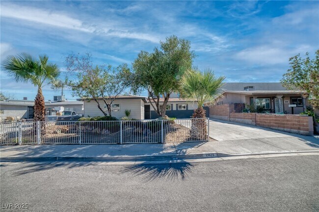 Primary Photo - 2825 Kings Way