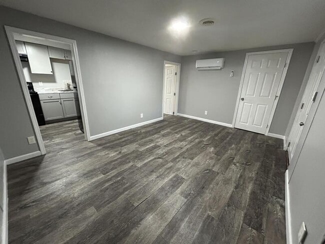 Building Photo - 833 E 21st Ave