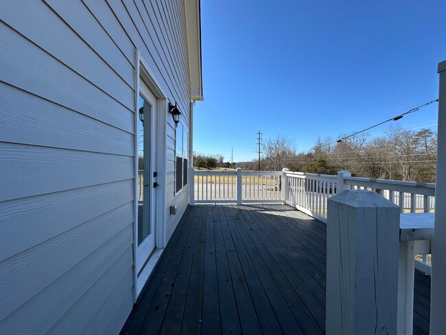 Building Photo - 3 Bed / 2.5 bath Home in Knoxville | Vaulted Ceilings | Gas Fireplace | HOA Community