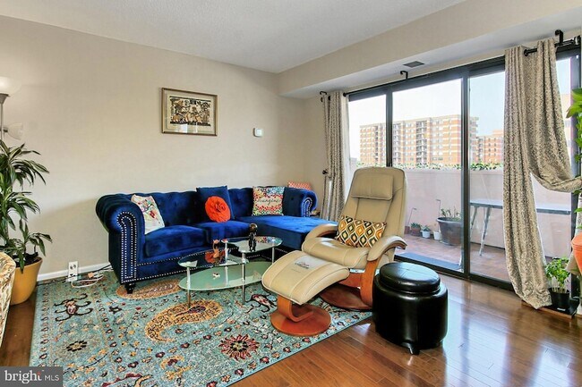 Building Photo - 1301 N Courthouse Rd