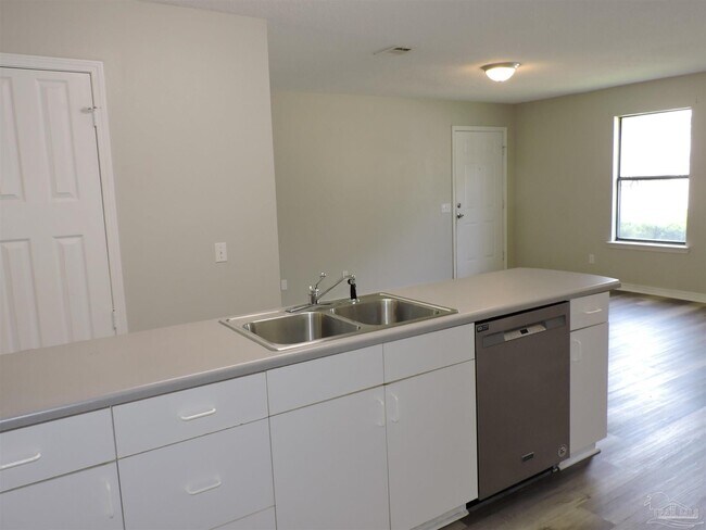 Building Photo - 5525 Woodsman Ct