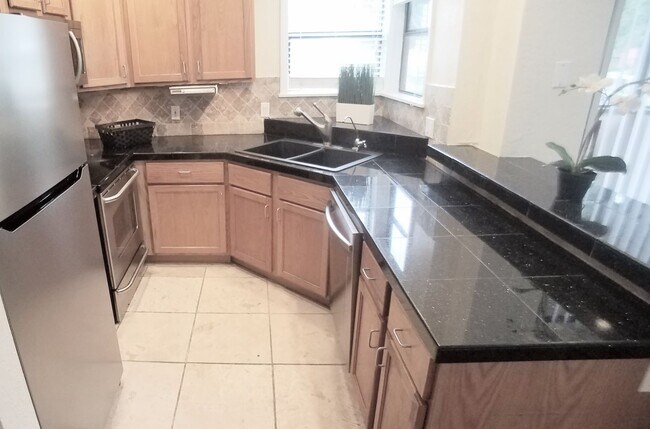 Building Photo - Beautiful 1/1 Wood Floors Condo for Rent i...