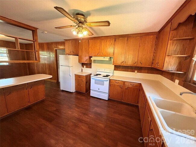 Building Photo - 2590 Otis Dellinger Rd