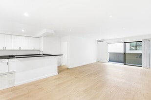 Building Photo - 642 N West Knoll Dr. Apartments