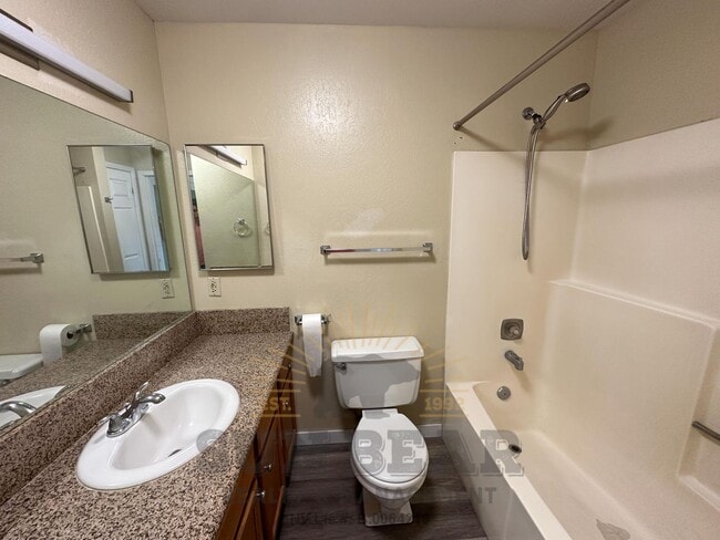 Building Photo - Cute One Bedroom! Will be Newly Painted!