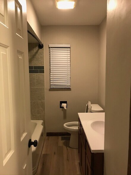 Bthrm - 2251 Dartmouth Ave