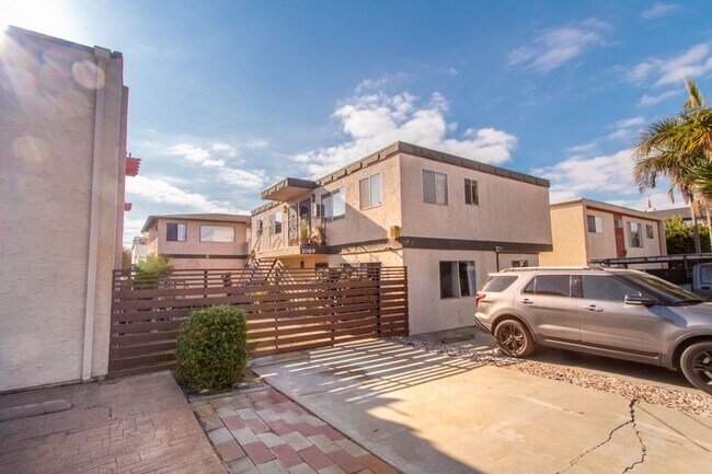 Building Photo - Blocks From the Ocean, Refreshed 1bd / 1ba in Pacific Beach!