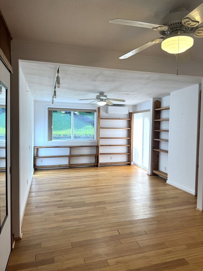 Building Photo - Aina Haina - Renovated 4 bedroom, 2 bath single family home