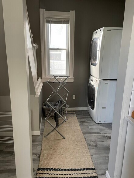 Building Photo - 1025 E Hamilton St