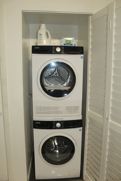 Building Photo - 4156 Inverrary Dr