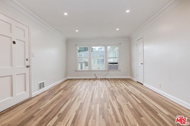 Building Photo - 405-404 Shirley Pl