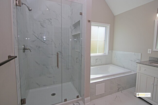 Building Photo - Upscale rental in Harrisonburg!