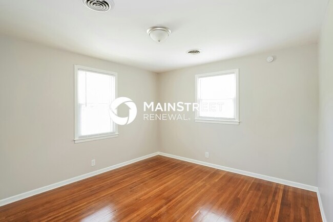 Building Photo - 4 Bedroom Pet-Friendly Home in NASHVILLE, TN with Main Street Renewal