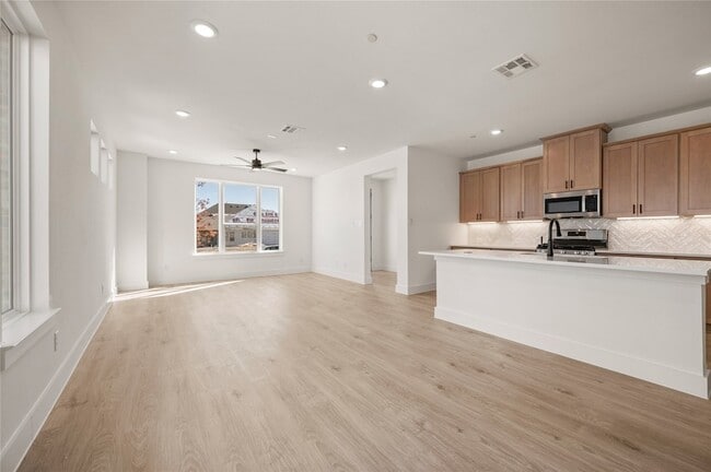 Building Photo - 9617 Dahlia Blvd