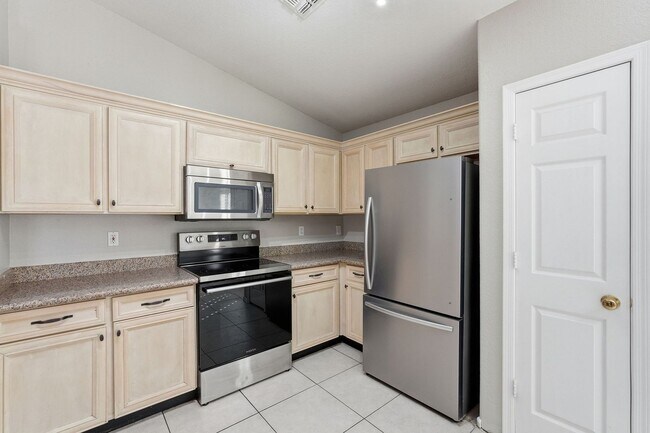 Building Photo - Three bedrooms PLUS Den! Ready to Move In