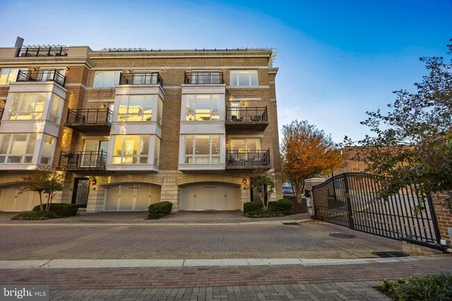 Building Photo - 900 Valencia Ct