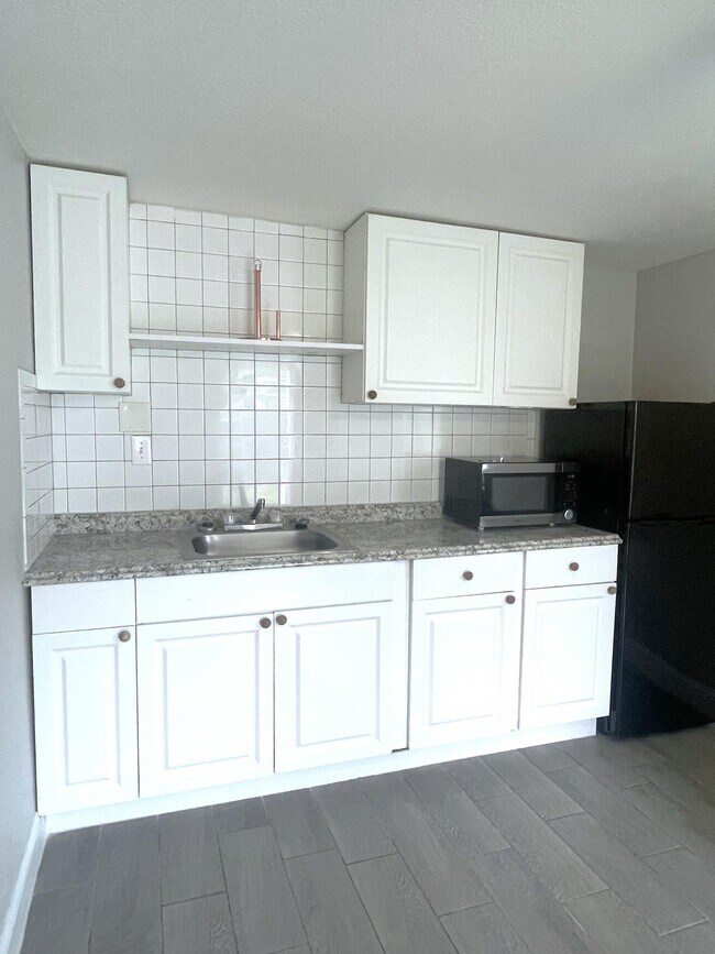 Building Photo - 2806 Tropic Rd