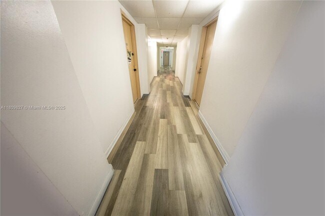 Building Photo - 4160 Inverrary Dr