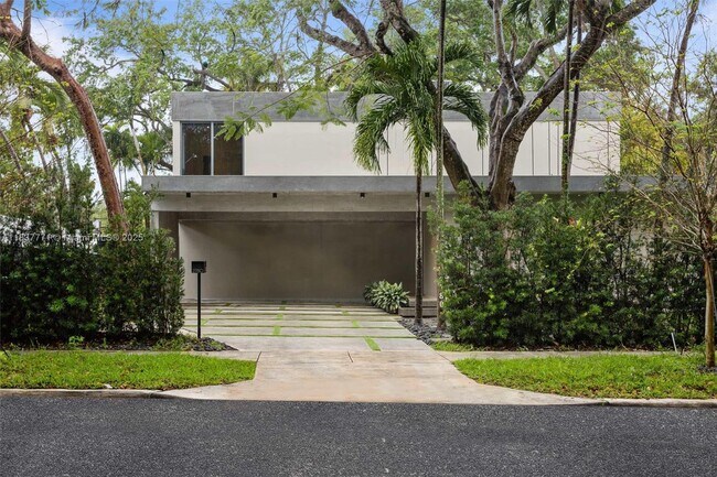 Building Photo - 2780 SW 22nd Ave