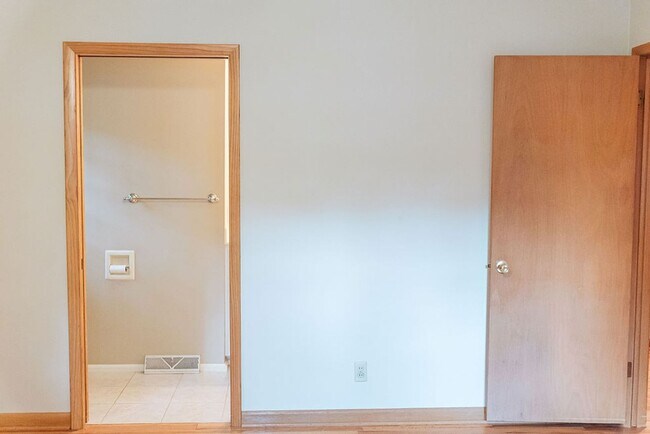 Building Photo - 3 Bed 3 Bath Home