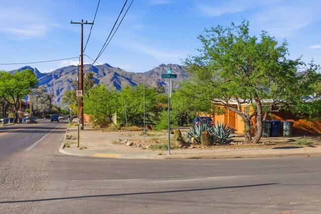 Building Photo - 1901 N Rosemont Blvd