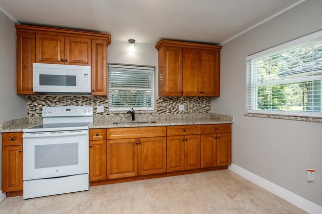 Building Photo - Updated Single Family Guest House!