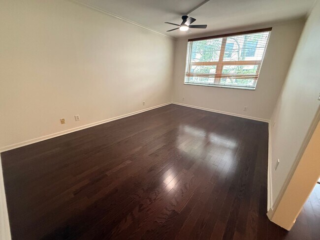 Building Photo - 2 Bedroom/ 3 Bath condo on West End, 1 assigned covered parking spot, Small Storage Space include...