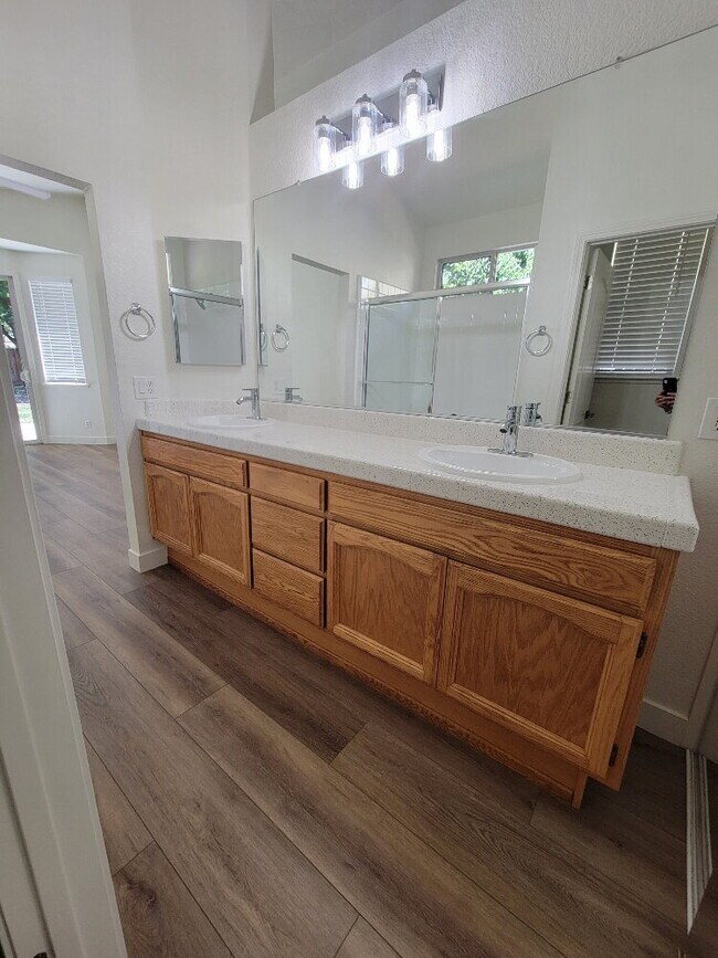 Building Photo - Modern 3-Bedroom, 2-Bathroom Home with Ope...