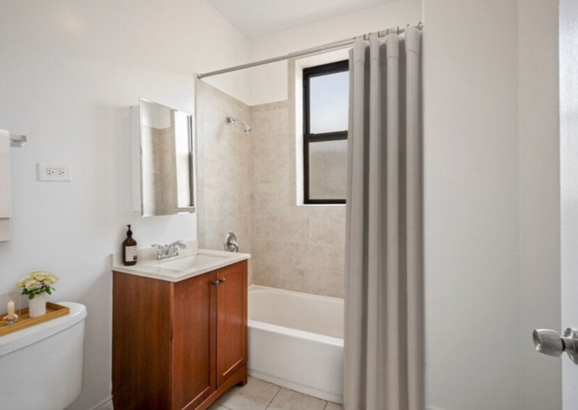 Building Photo - 812 W Waveland Ave