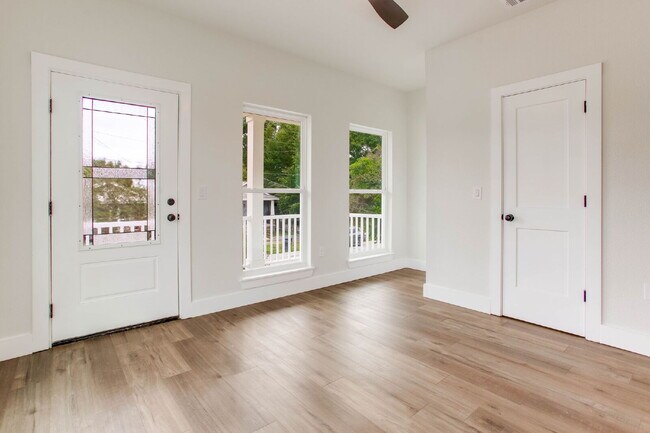 Building Photo - Brand new construction just minutes from downtown Pensacola and a quick trip to the beach. Ready ...