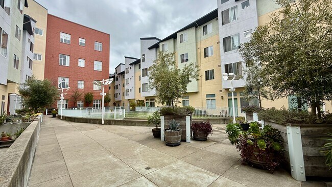 Building Photo - Urban Oasis on Valencia St – 2BR/1BA with ...