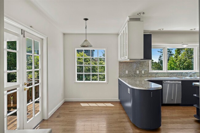 Building Photo - Large, Beautiful Upper Piedmont Home