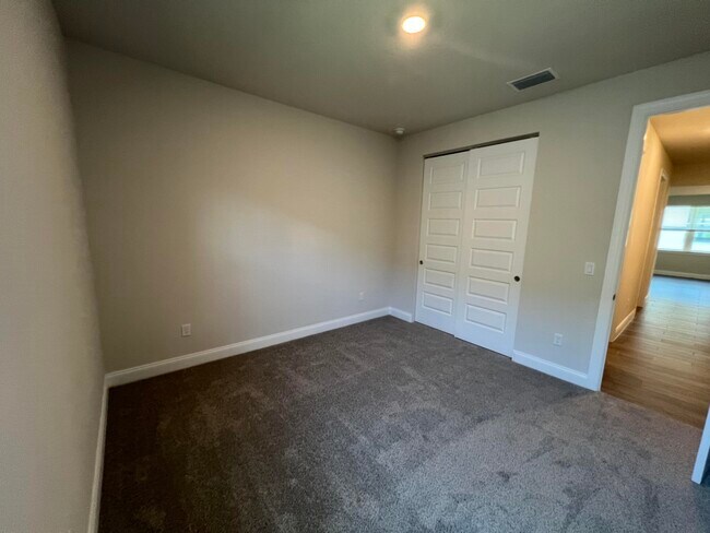Building Photo - 6305 Cloverdale Ave