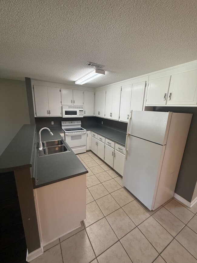 Building Photo - 115 Creeke Ln