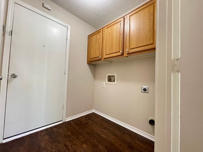 Building Photo - 4 Bed 2 Bath
