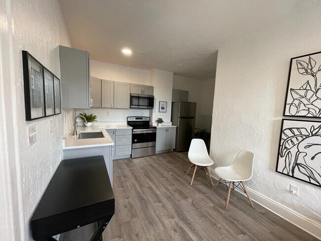 Building Photo - 8 Kenwood St