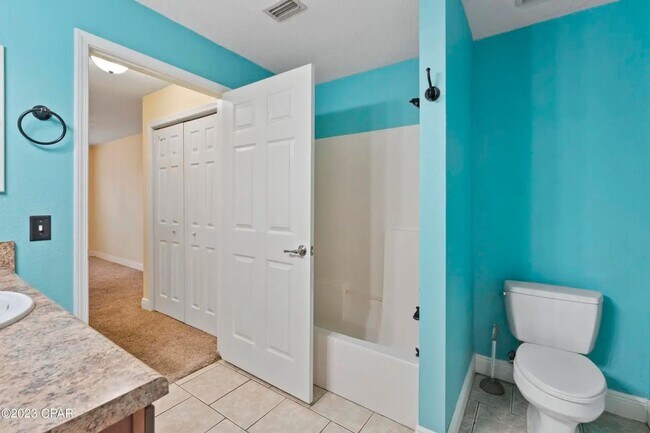 Building Photo - 3 Bedroom / 2 Bath Townhome