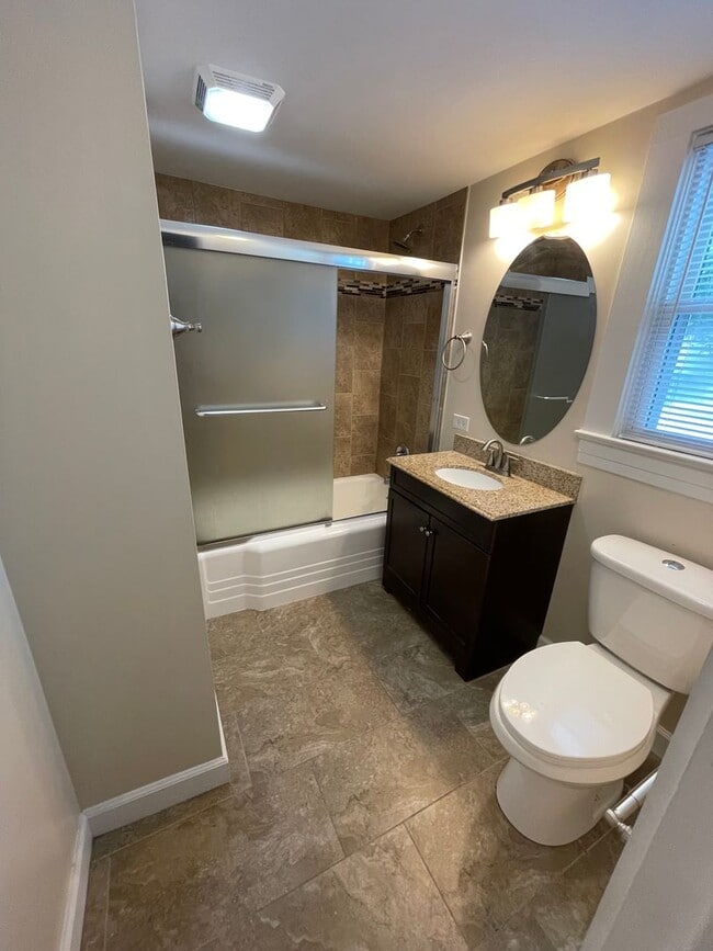 Building Photo - Stunning, renovated 7br home in the heart ...