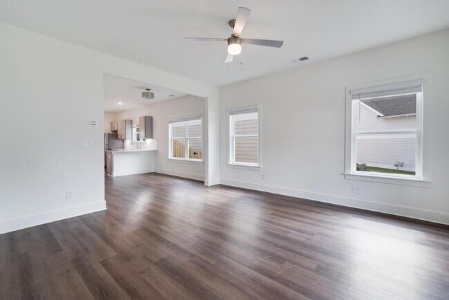 Building Photo - Primary suite on main level, bonus loft space upstairs!