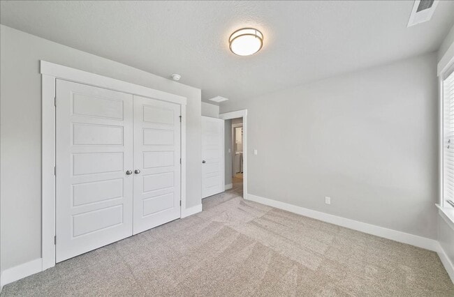 Building Photo - Eagle Townhome with Upscale Finishes!
