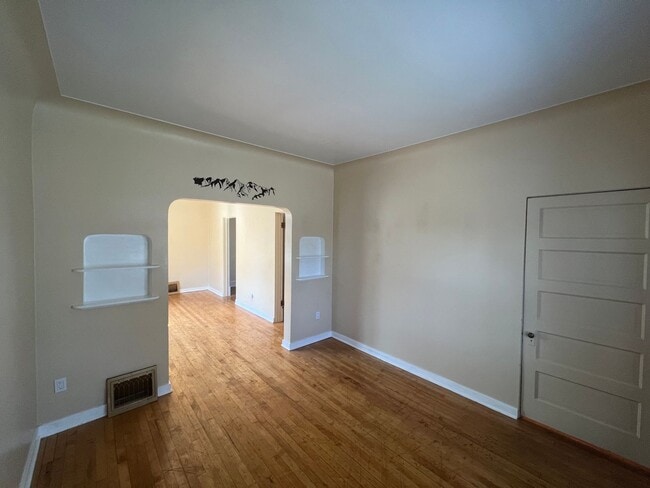 Building Photo - AVAILABLE July - Perfect 2 Bed 1 Bath In Hillside Neighborhood