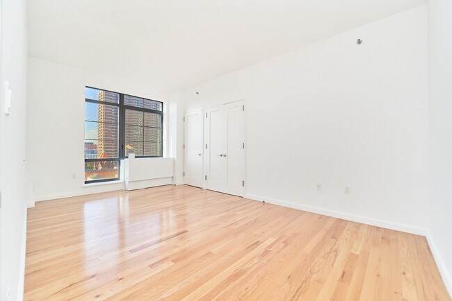 Building Photo - Gorgeous Two Bedroom with Floor to Ceiling Windows
