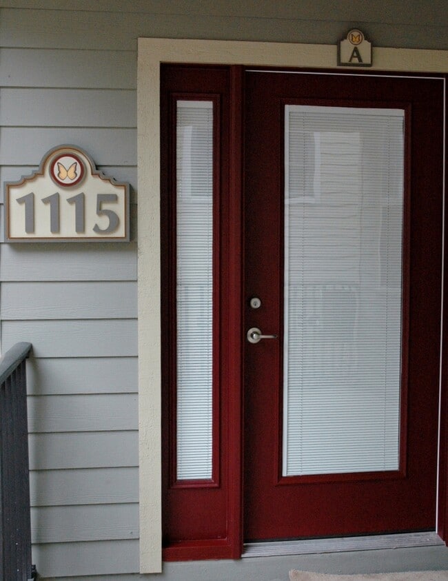 Building Photo - Available Fall 2026! Cottage Style 2 Bed/2...