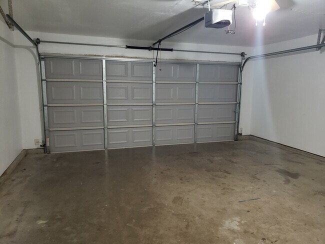 Building Photo - Beautiful Home For Rent