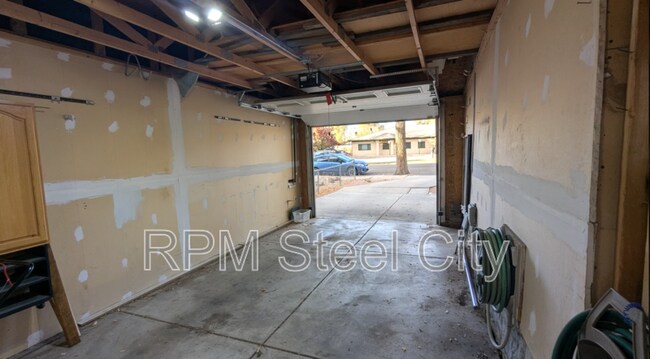 Building Photo - 512-512 1/2 W 10th St