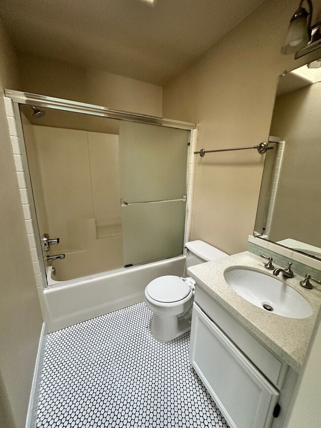 Building Photo - 2 Bed, 2 1/2 Bath townhome close to the River!