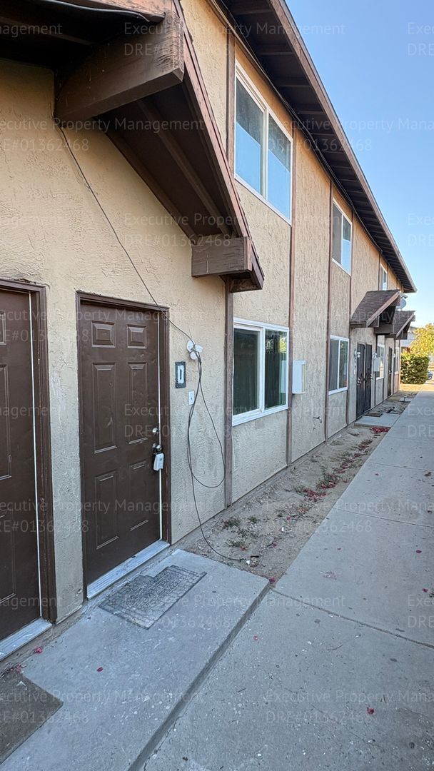 Building Photo - 2 bedroom 1.5 bathroom townhouse located in East Bakersfield Move In Special on Approved Credit