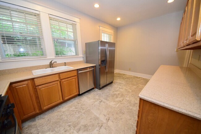 Building Photo - DARLING charmer with 3 beds and 2 baths near the U of M.