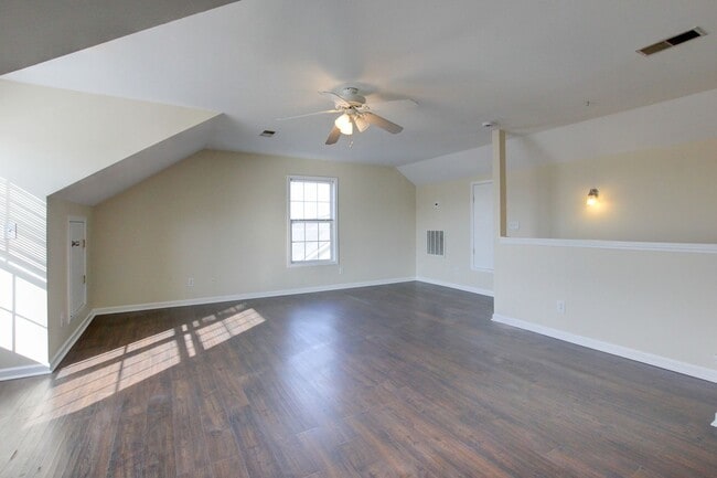 Building Photo - 3 bed 2 bath in the heart of St. B.  Fresh Paint.  Clean and Ready for You.