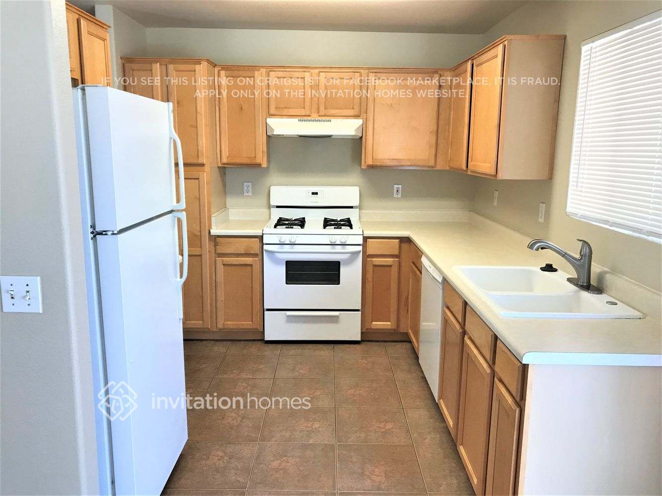 Building Photo - 8632 E Capri Ave